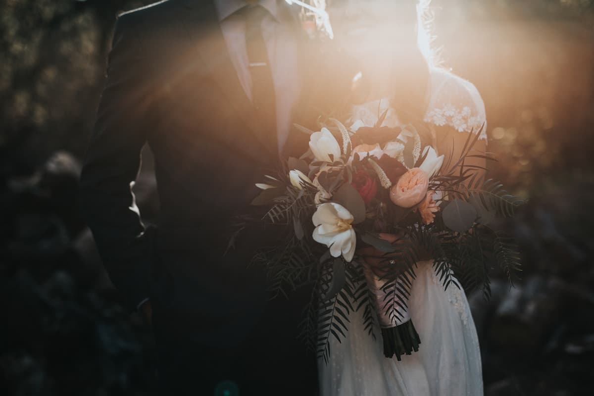 Potret editorial pasangan pengantin dalam cahaya lembut