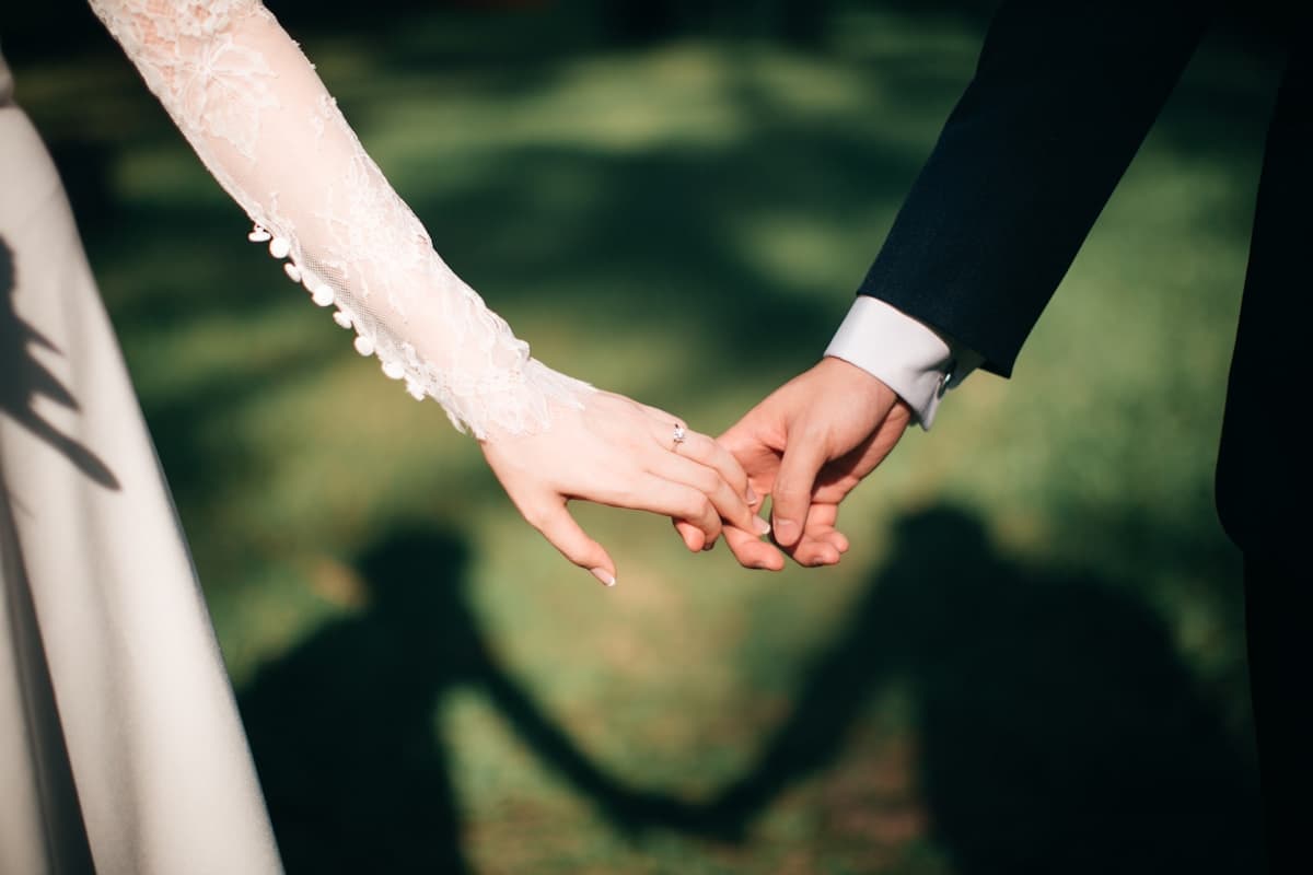 Pengantin berjalan bersama di ruang terbuka